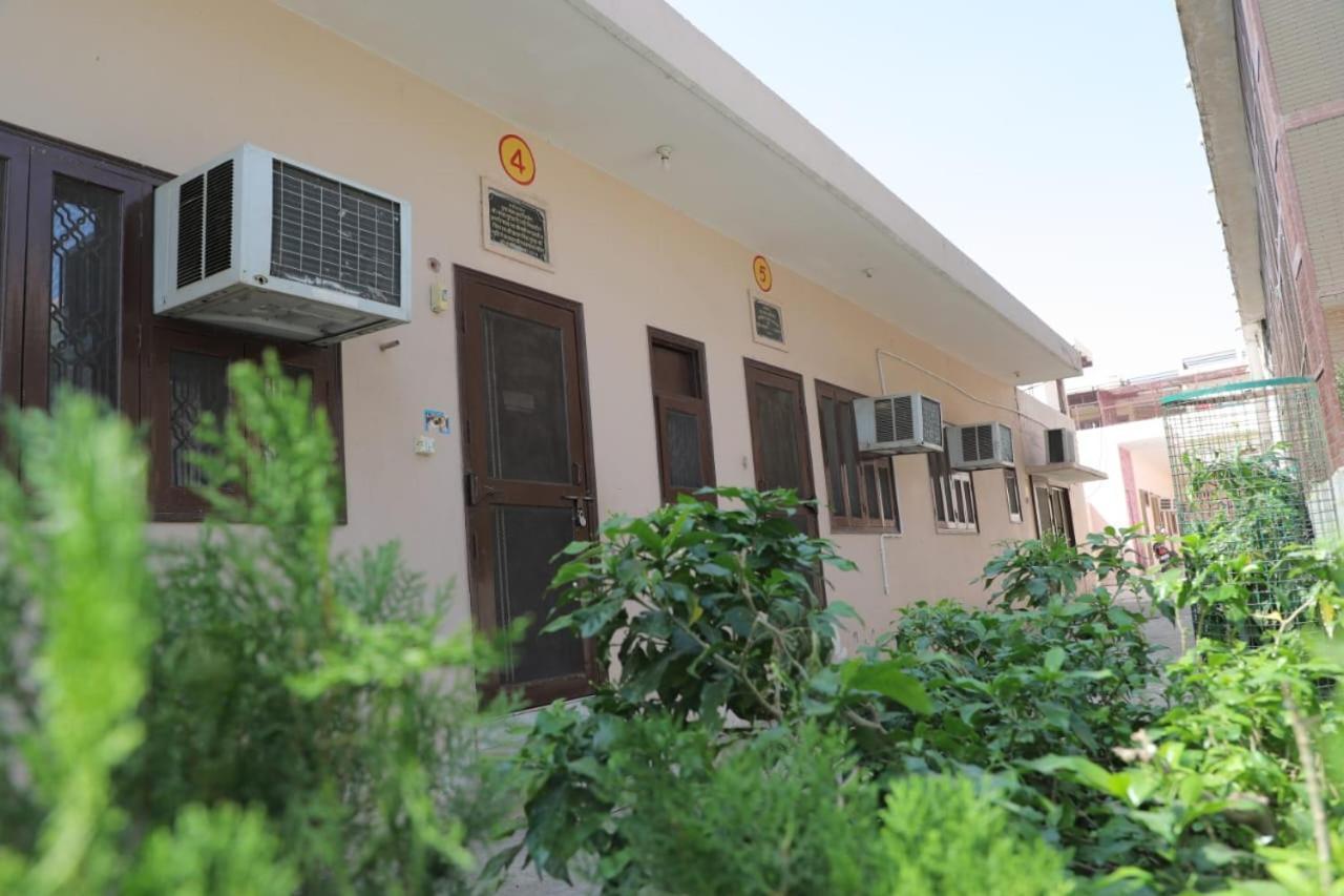 Radha Madhav Ashram Vrindāvan Eksteriør billede
