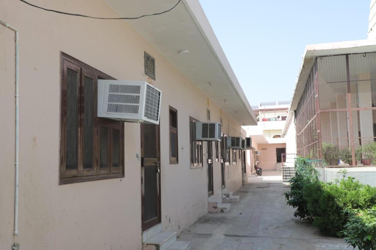 Radha Madhav Ashram Vrindāvan Eksteriør billede